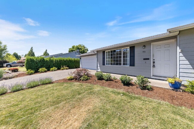 Building Photo - "Charming 3-Bedroom Home in McMinnville wi...