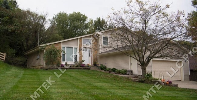 Building Photo - 8 Pinehurst Ct