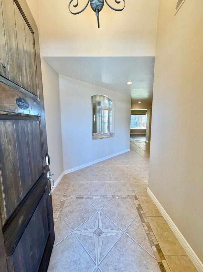 Foto del edificio - 2176 N Gunsight Dr
