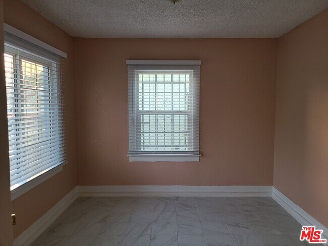 Building Photo - 1437 W 55th St