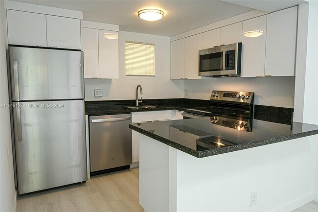 Building Photo - 8290 Lake Dr