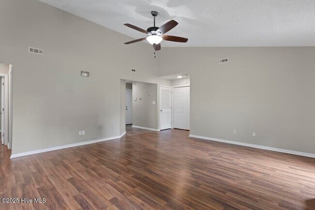 Building Photo - 122 Silver Leaf Dr
