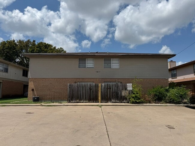 Building Photo - 3609 Hereford Ln