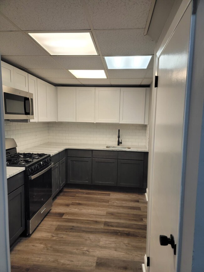 Building Photo - 2204 Greenwood Dr