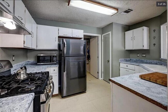 Building Photo - 1102 Greenbriar Loop