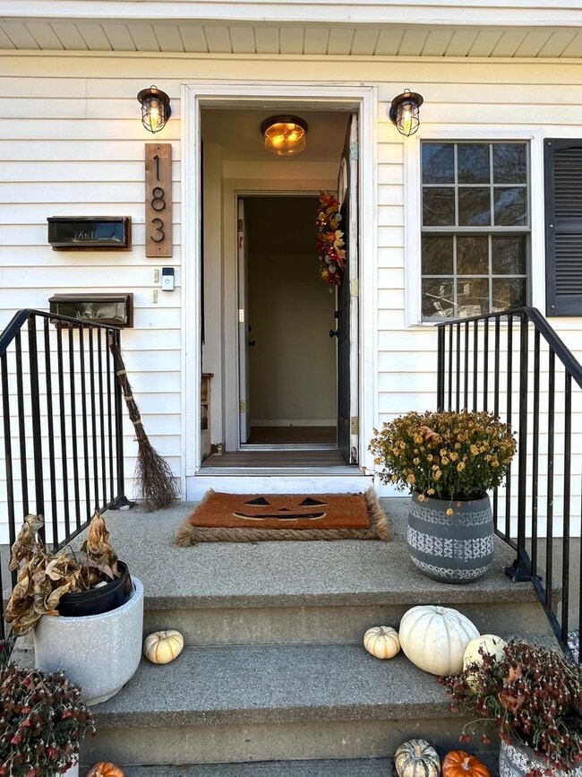 Building Photo - Rosemont Updated 2 Bedroom Unit