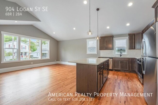 Building Photo - 904 Logan St SE