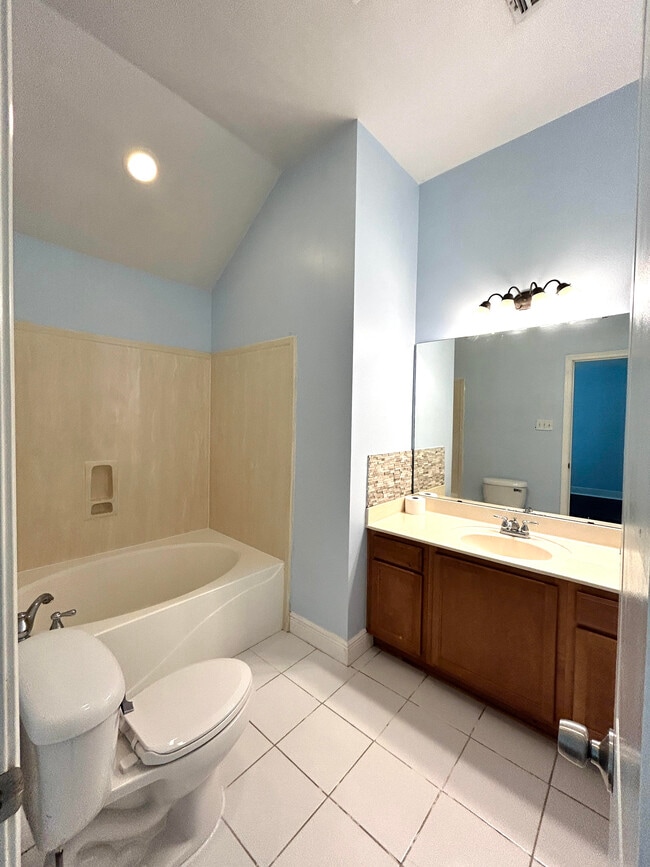 Foto del edificio - 2441 Hebert Dr