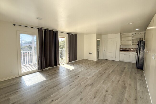 Foto del edificio - 2119 Kelton Ave