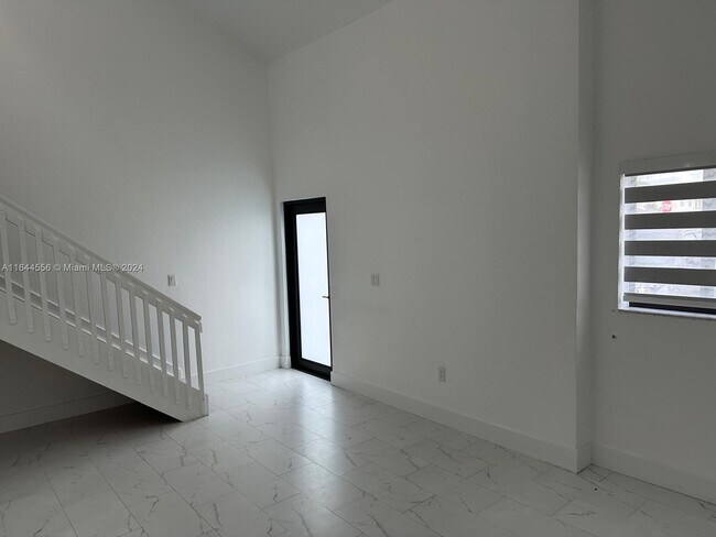 Building Photo - 1295 SE 9th Pl