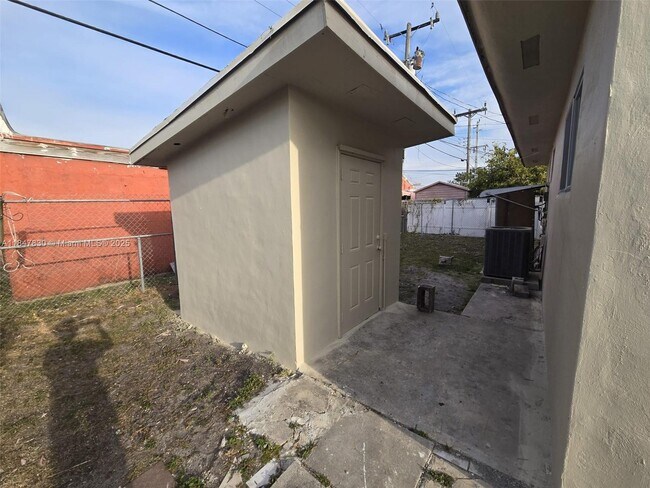 Foto del edificio - 882 NW 26th Ave