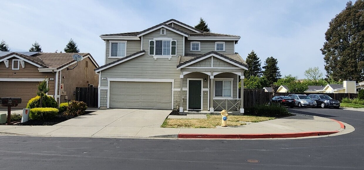 Primary Photo - Beautiful Large Bi-Level 3 bed 2.5 Bath Ho...