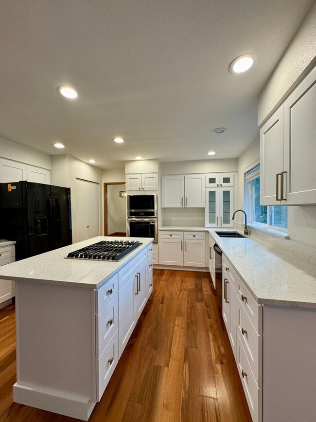 Building Photo - Make this your new home in time for the Ho...