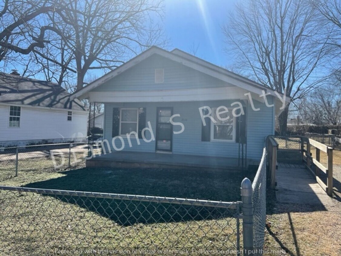 Foto principal - Spacious 2 Bedroom Home - Fenced Yard!