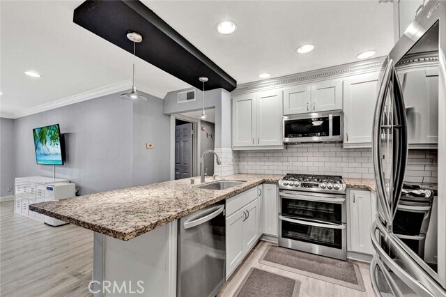 Foto principal - 6600 Warner Ave