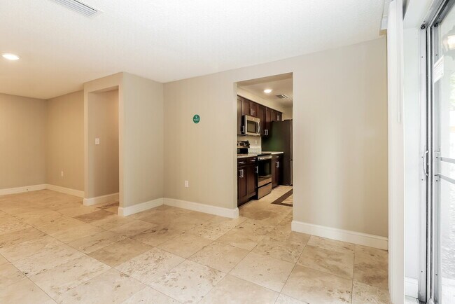 Foto del edificio - 4102 N Bay Hills Blvd