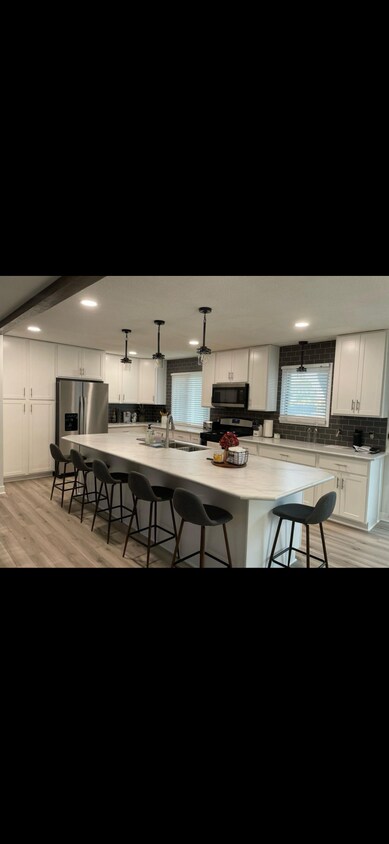 Foto principal - 3280 Lower 150th St W