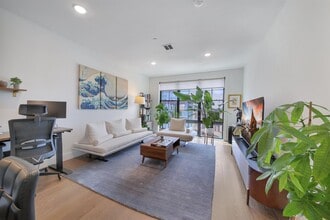 Building Photo - 386 5th St