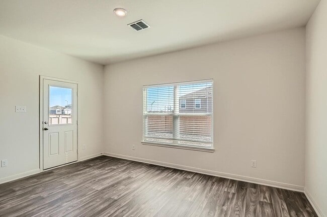 Building Photo - 2200 sq. ft. 4 bed/2.5 bath in Converse