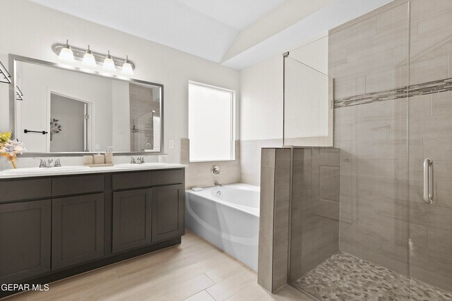 Building Photo - 13920 Loreina Luz Ave