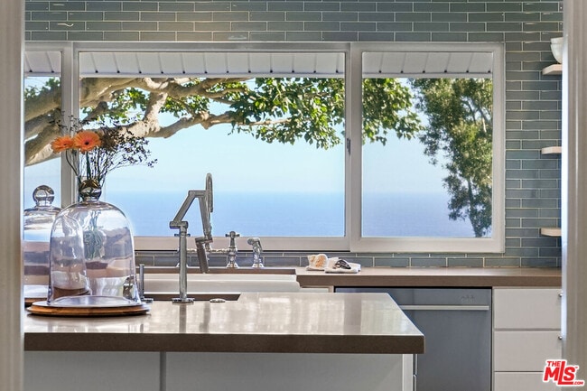 Foto del edificio - 29225 Cliffside Dr