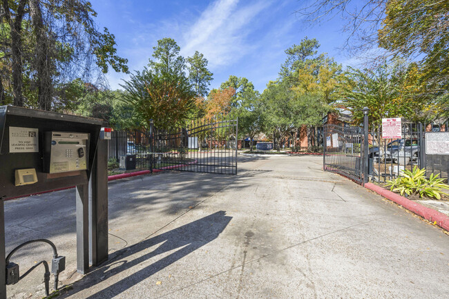 Building Photo - The Reston Apartments