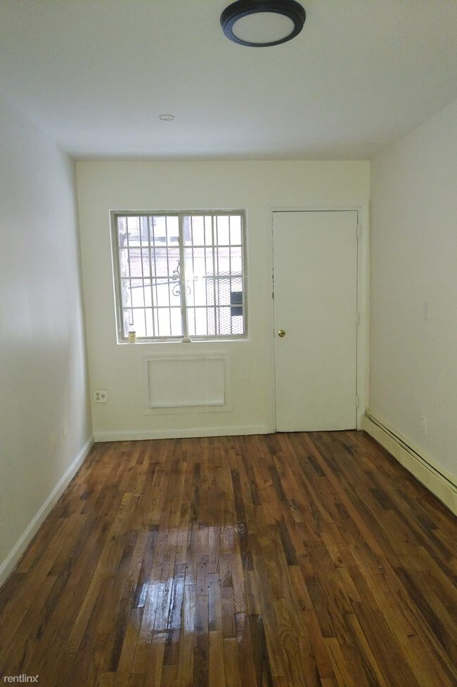 Building Photo - 3 br, 2 bath  - 366 E 201st St  room 2 Bath