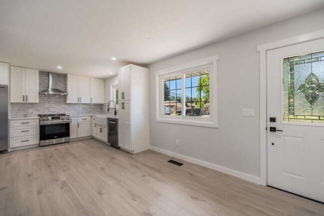 Building Photo - Fresh Remodel 5 bed 2.5 Bath by Avondale G...