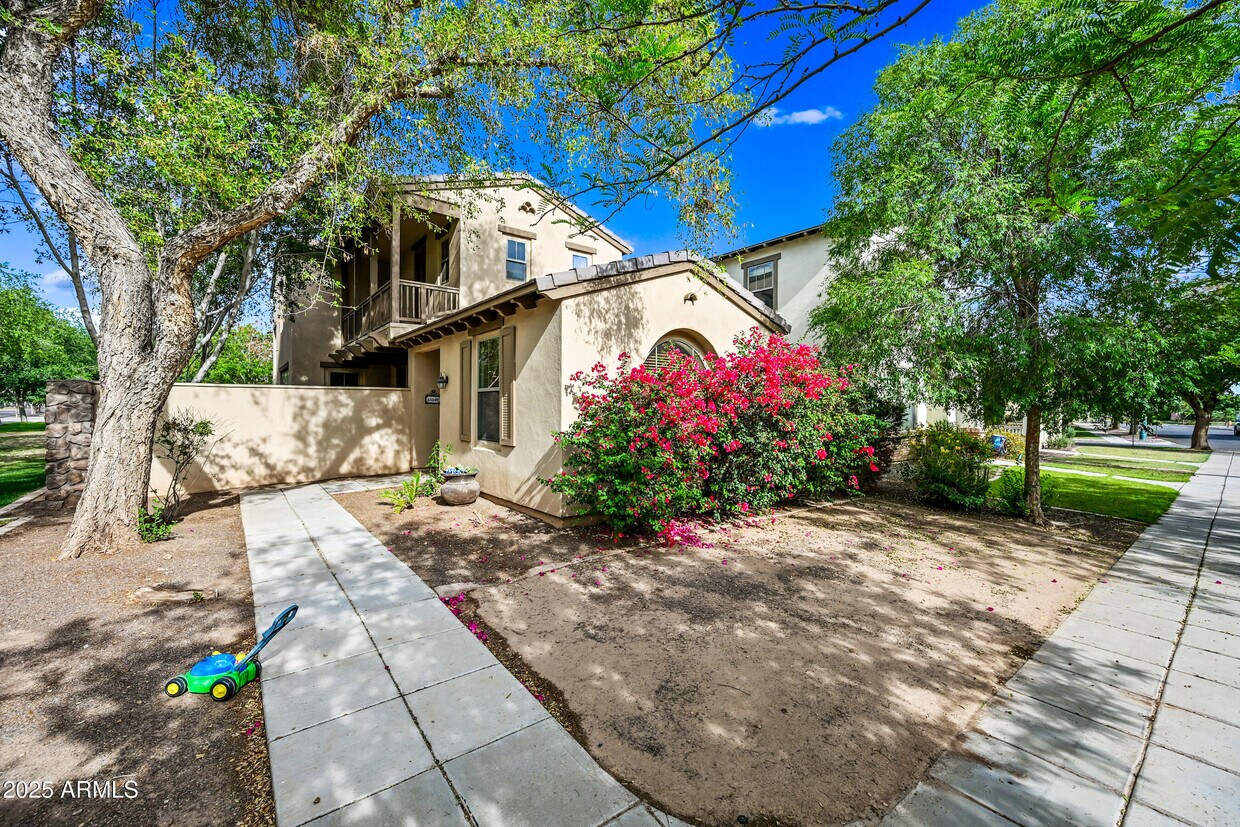 Foto principal - 15340 W Dahlia Dr