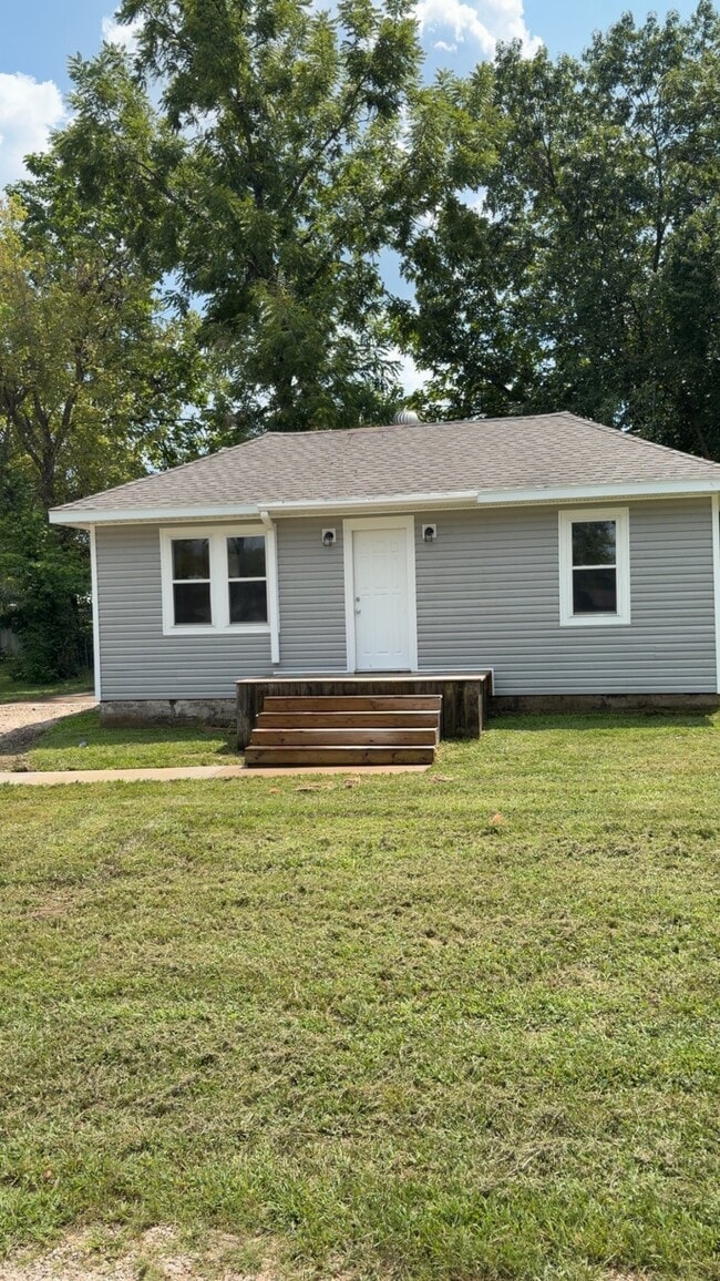 Building Photo - 1106 West End Dr