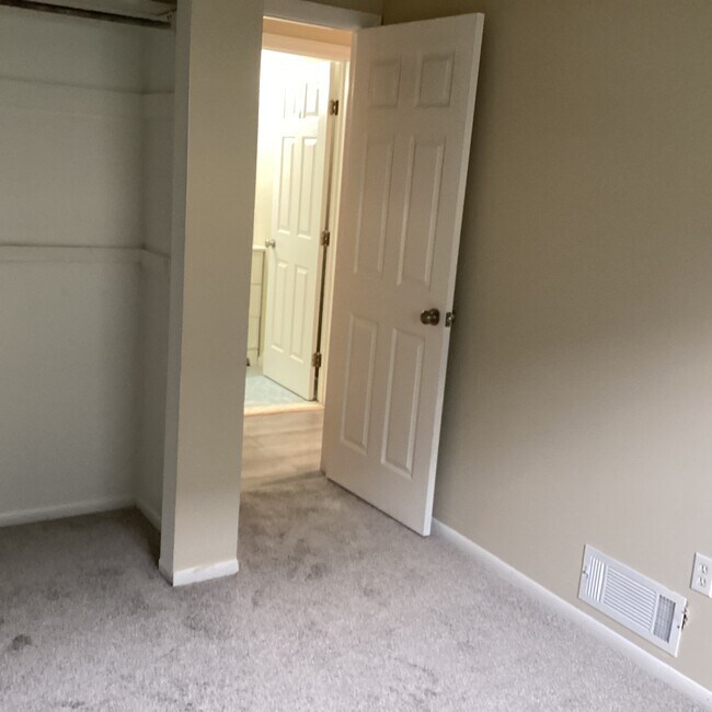 Building Photo - 406A Willow Turn