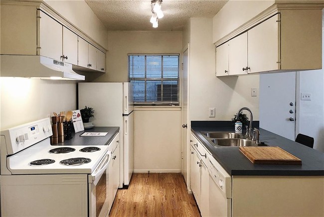 Building Photo - 206 W 38th St