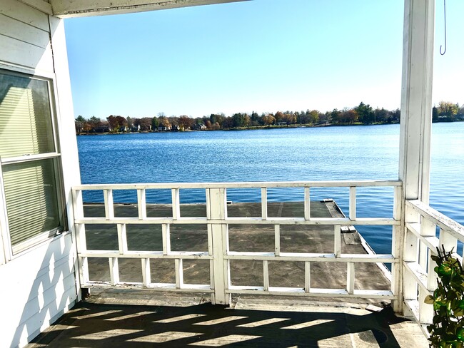 La tranquila vida en el lago a pasos del centro de Oconomowoc - 319 N Lake Rd