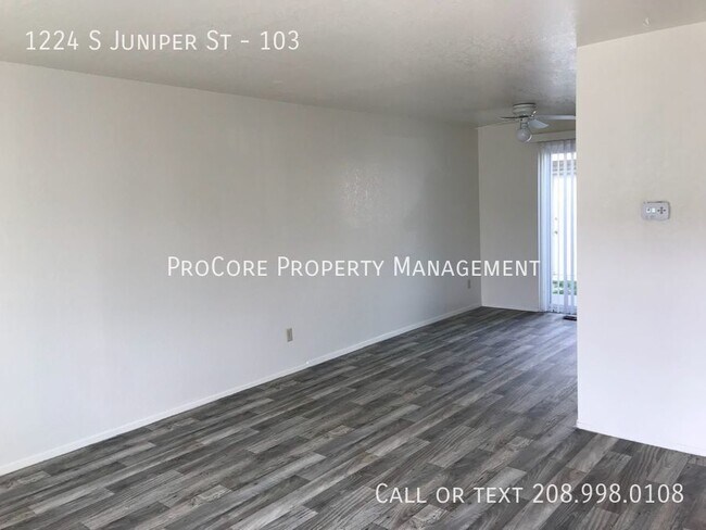 Building Photo - 2 Bed/1.5 Bath...Big Windows...Semi Privat...