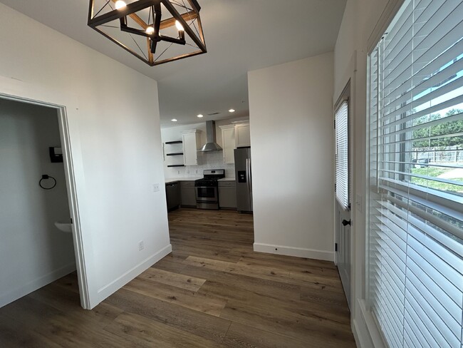 Building Photo - 2BD 2BA 3 STORY TOWNHOME FOR RENT