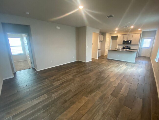 Building Photo - Fabulous 4/2 single story conveniently loc...