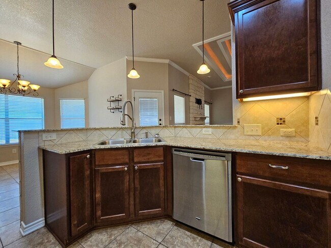Foto del edificio - RENT REDUCTION & AVAILABLE FOR MOVE-IN NOW!
