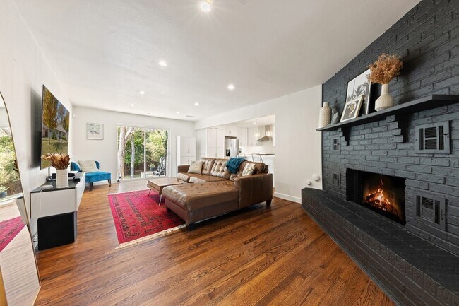 Foto del edificio - 8053 Claremont Dr