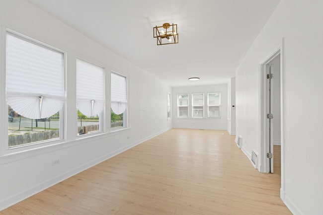 Building Photo - 218 W 115th St
