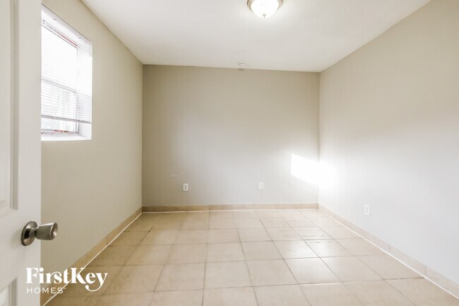 Building Photo - 3600 NW 40th Ct