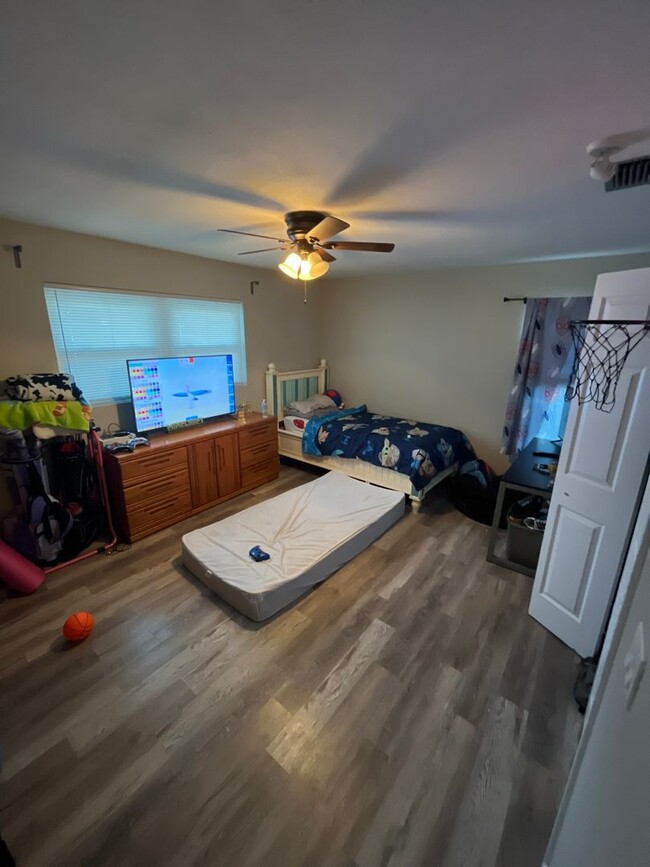 Building Photo - 2/1 UPDATED UNIT in a Triplex
