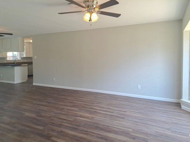 Building Photo - Spacious 3 bedroom 2 bath home w/ swimming...