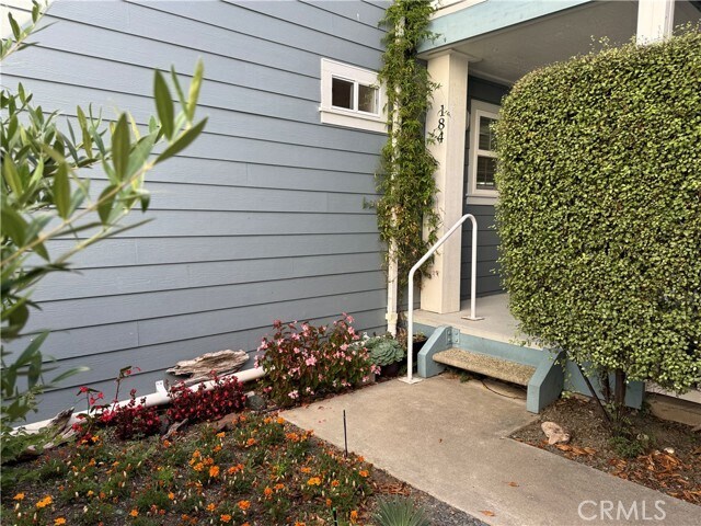 Foto del edificio - 184 Cypress Ave