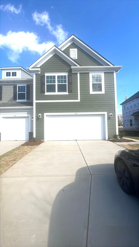 Primary Photo - 761 Kitfox Dr NW