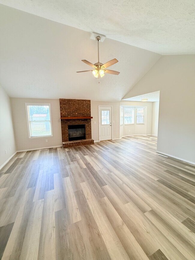 Foto del edificio - "Lots Of New" in South/West Springfield on a Quite Culta-sac