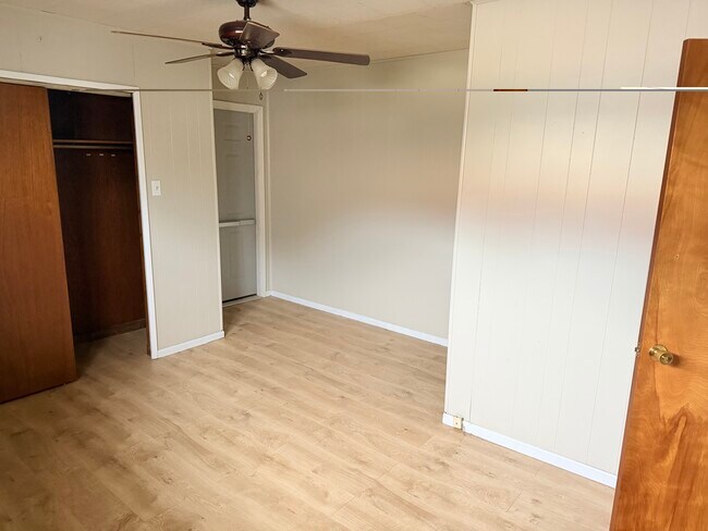 Dormitorio - 310 E 4th St
