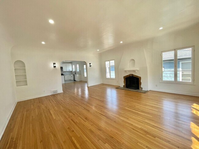 Building Photo - 643 S Cloverdale Ave