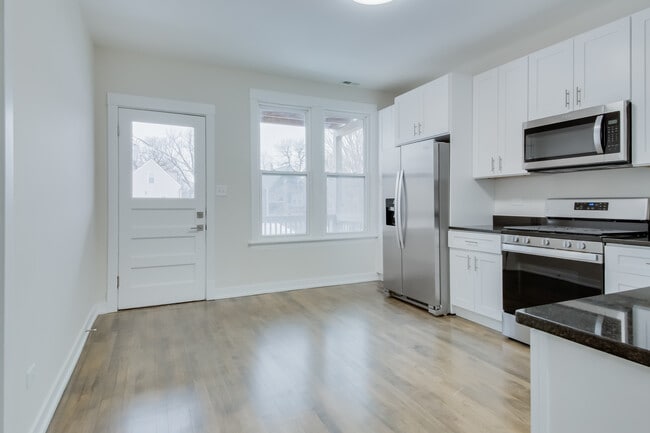 Building Photo - 2842 N Avers Ave