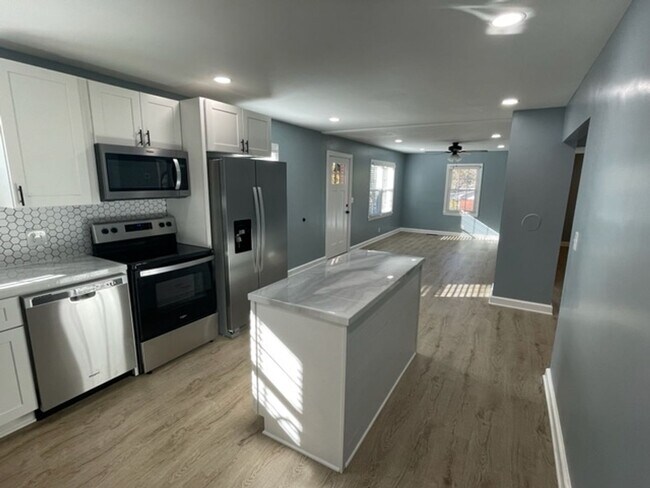 Building Photo - 2 bedroom 1 bath fully renovated house