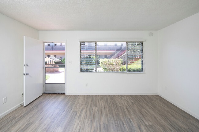 Building Photo - Large 2 Bed/1 Bath with Lots of Character - Great Location!